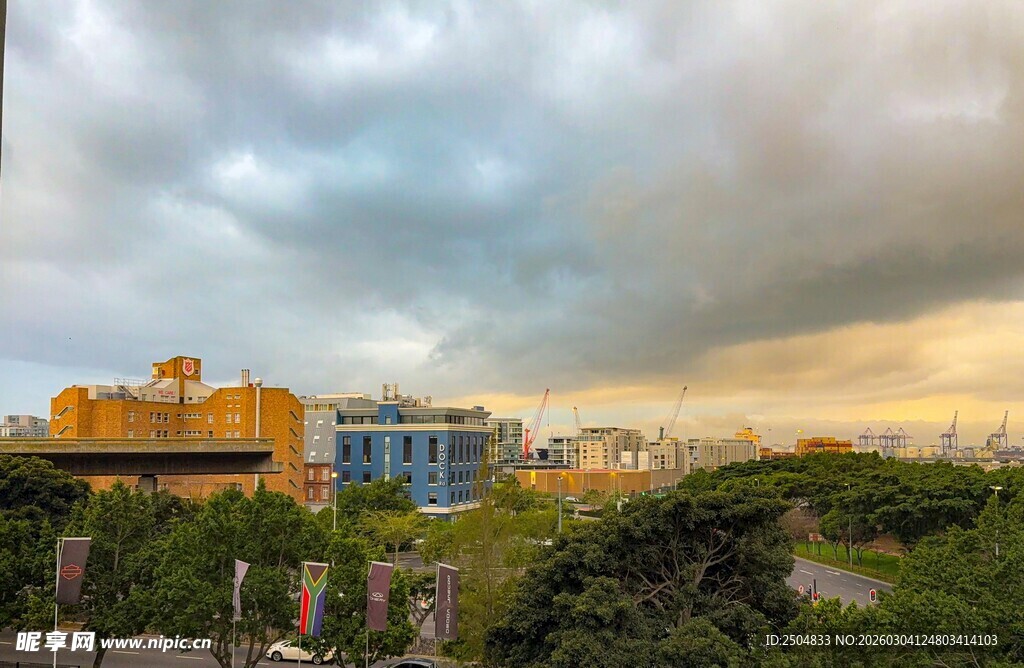 黄昏下的城市与绿植景观