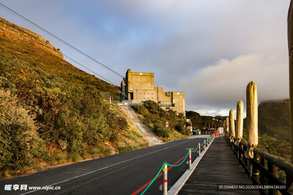 山间公路旁的古老建筑