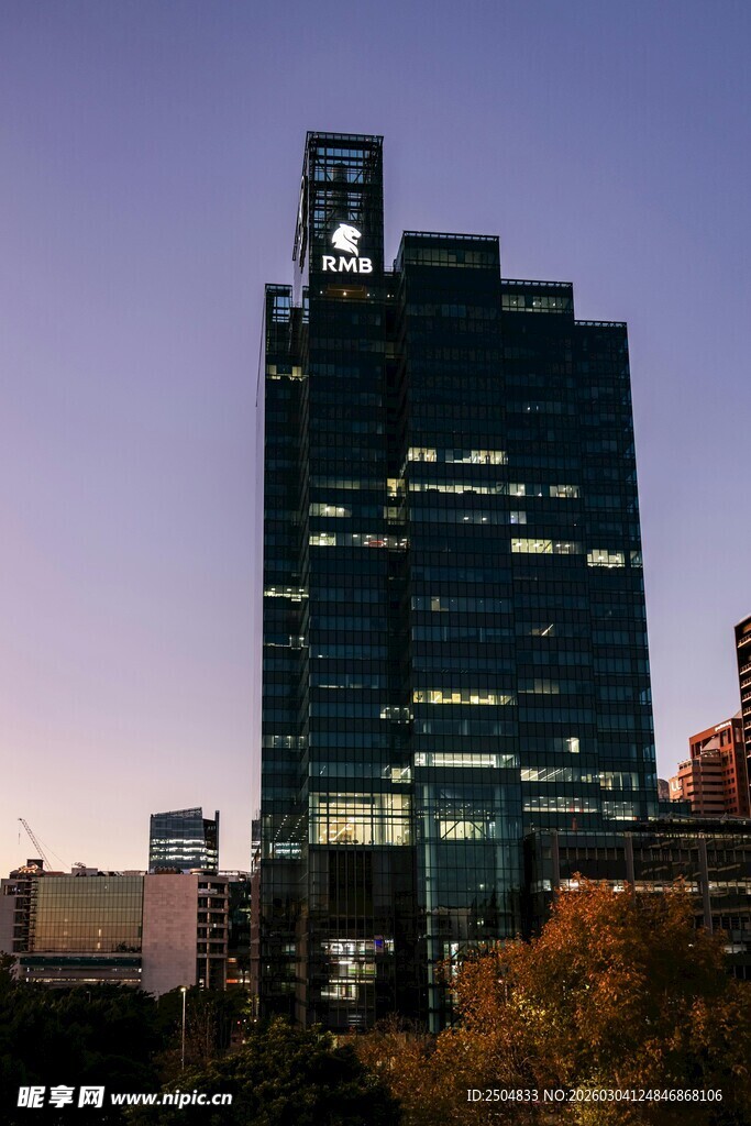 夜幕下的都市摩天大楼