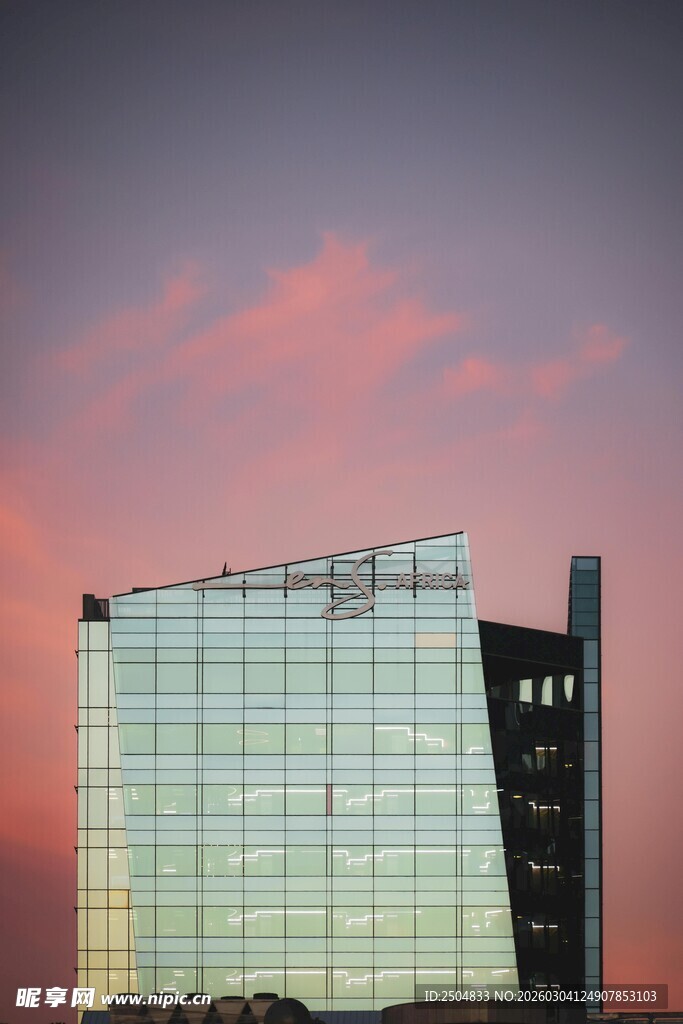 夕阳下的现代玻璃建筑
