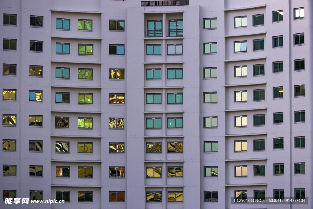 夜晚灯火通明的高楼大厦