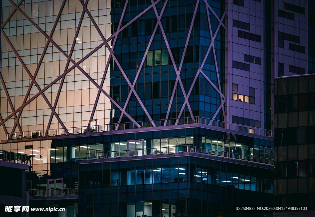 都市夜景中的现代建筑