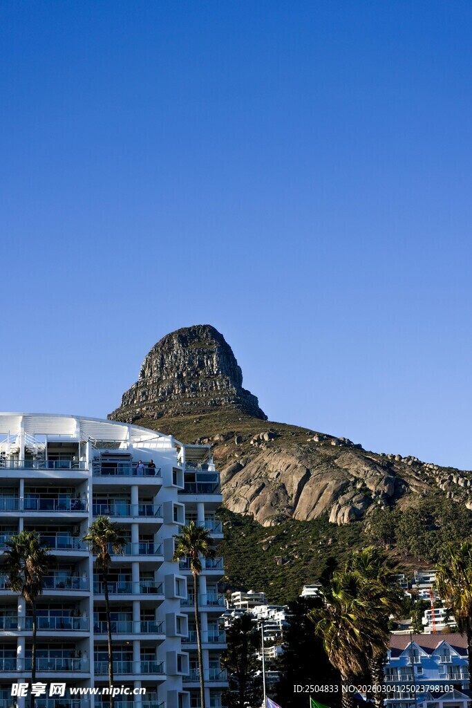 城市旁的巍峨山峰景观