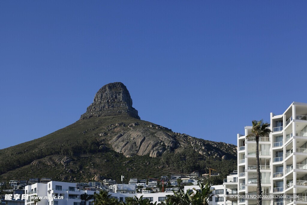 城市旁的锥形山峰景观