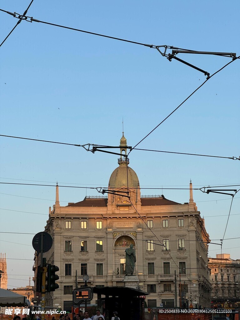 古典建筑与空中电线景观