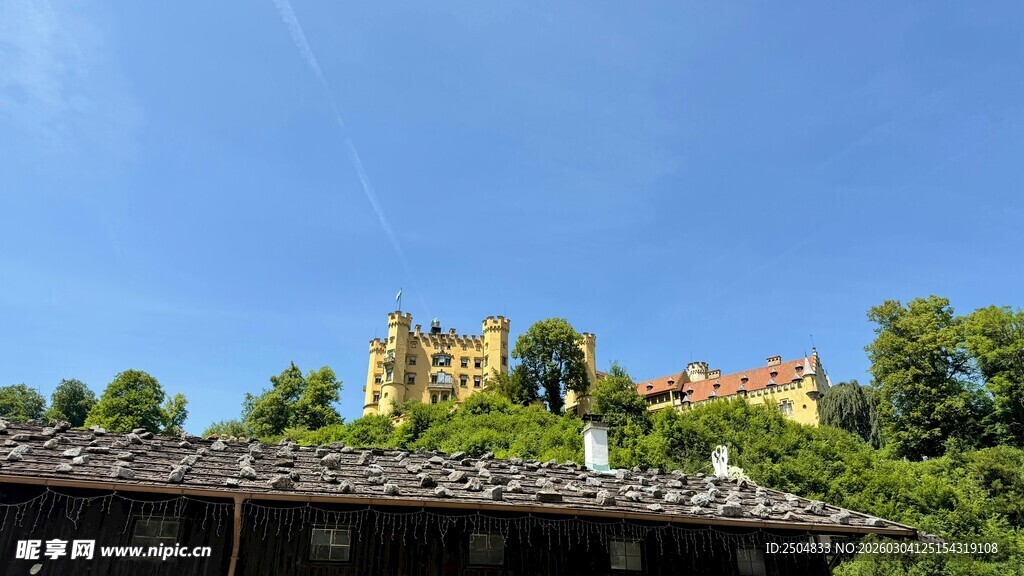 桥上远眺的多彩欧式建筑