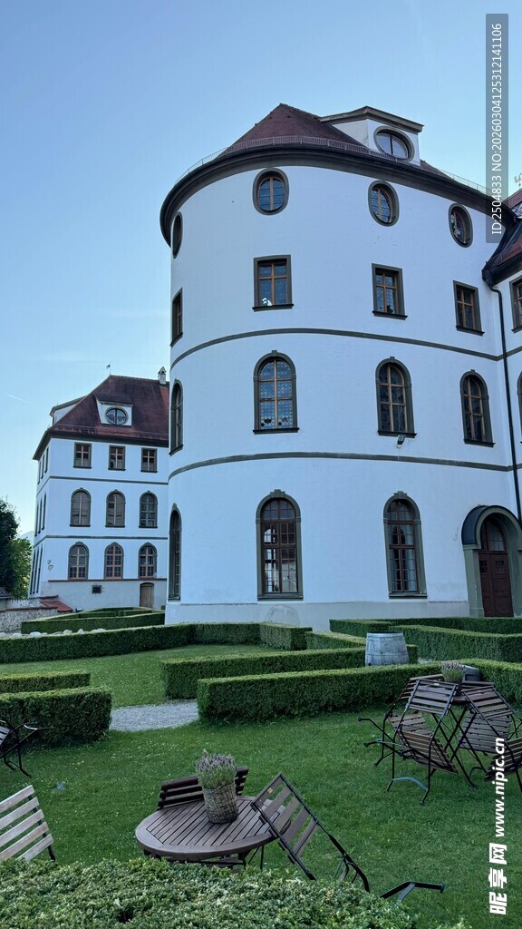 欧式圆顶建筑与花园景观