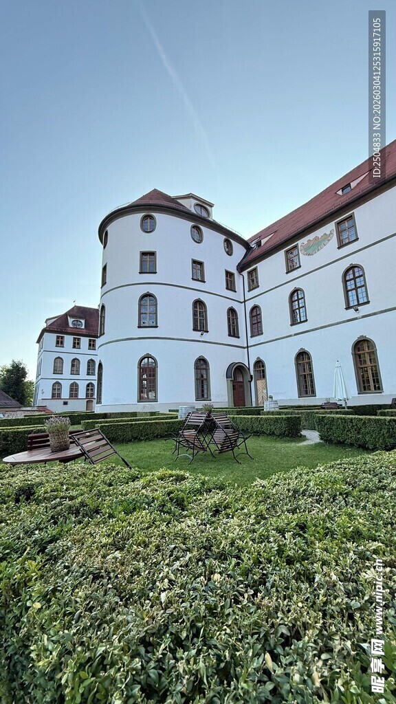 欧式白色城堡坐落在绿地中