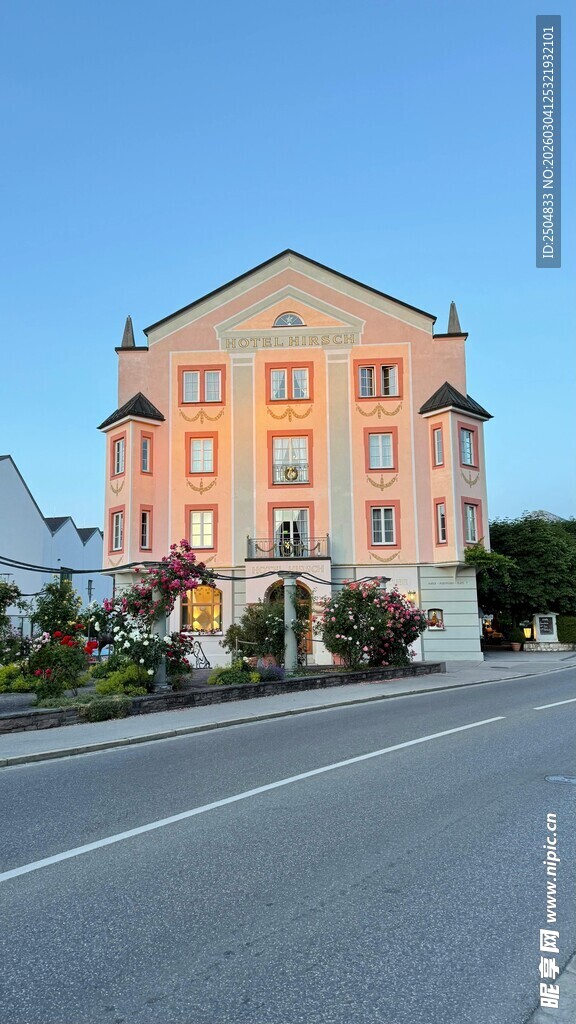 欧式建筑前的开阔道路