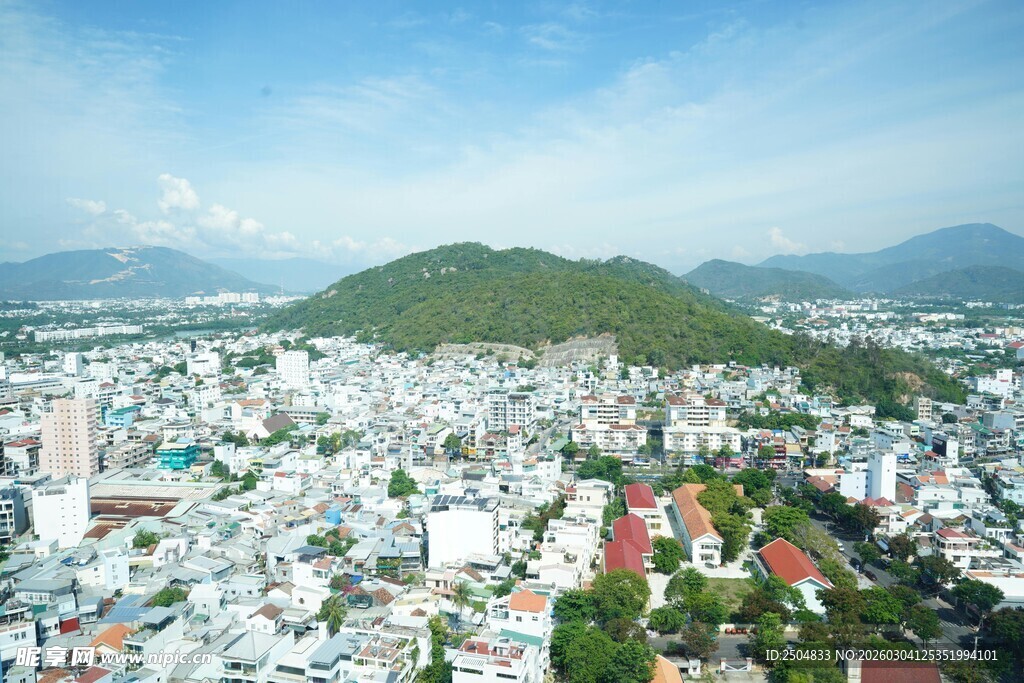 俯瞰城市与远山美景
