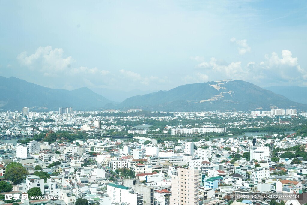 俯瞰城市与远山美景