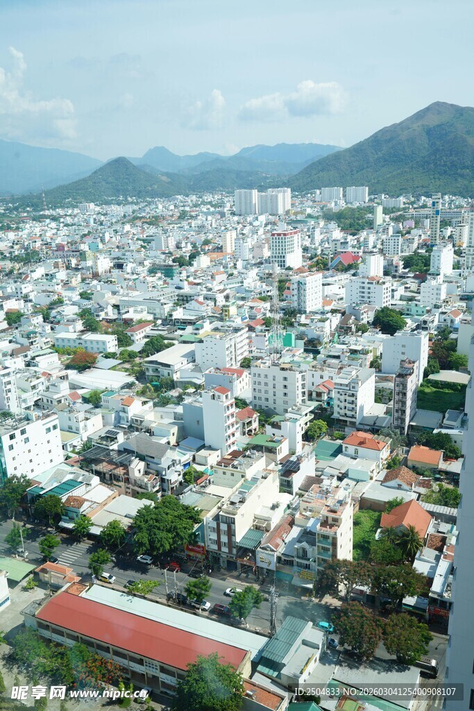 俯瞰城市与远山景观