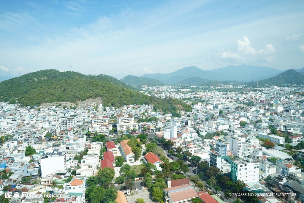 城市俯瞰美景 山峦相伴