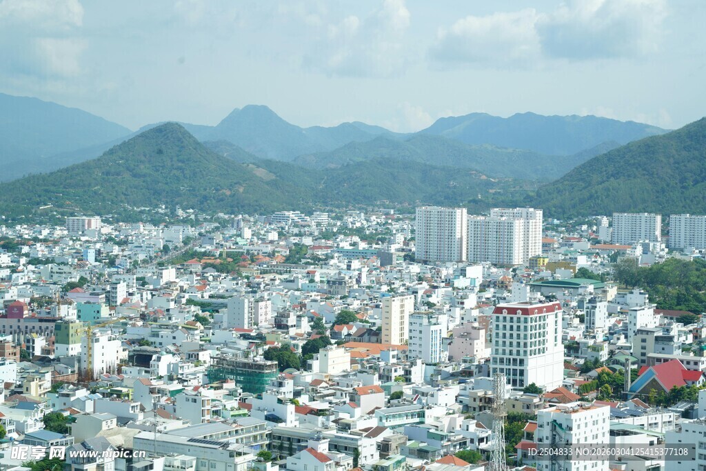 城市风光与远山景致
