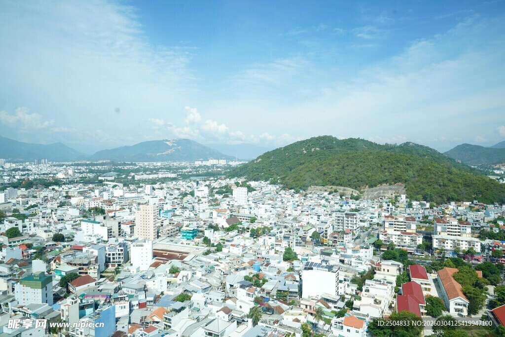俯瞰城市与青山美景