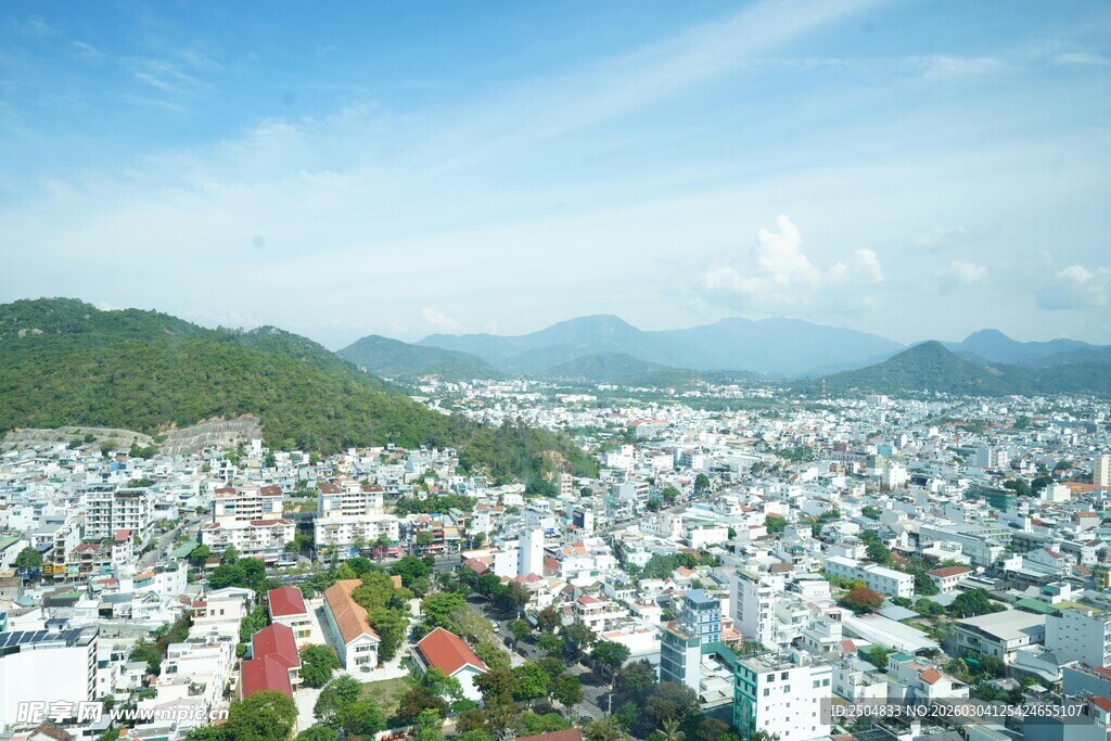 城市全景 山峦相伴