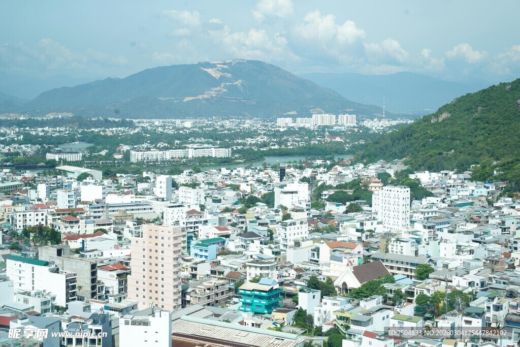俯瞰城市与远山美景
