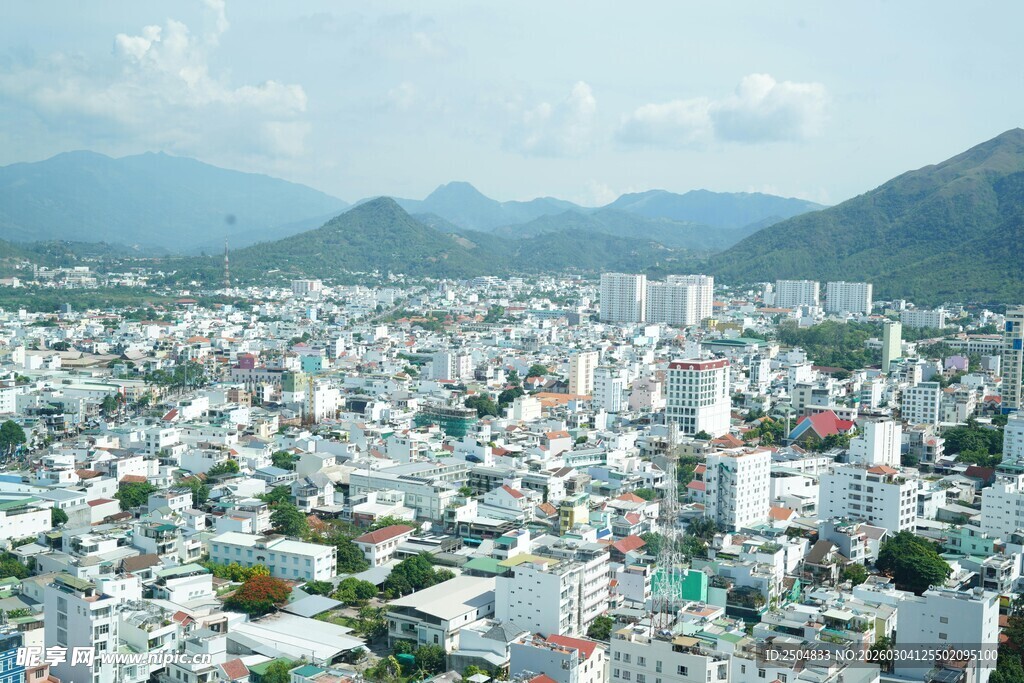 俯瞰城市与远山景观
