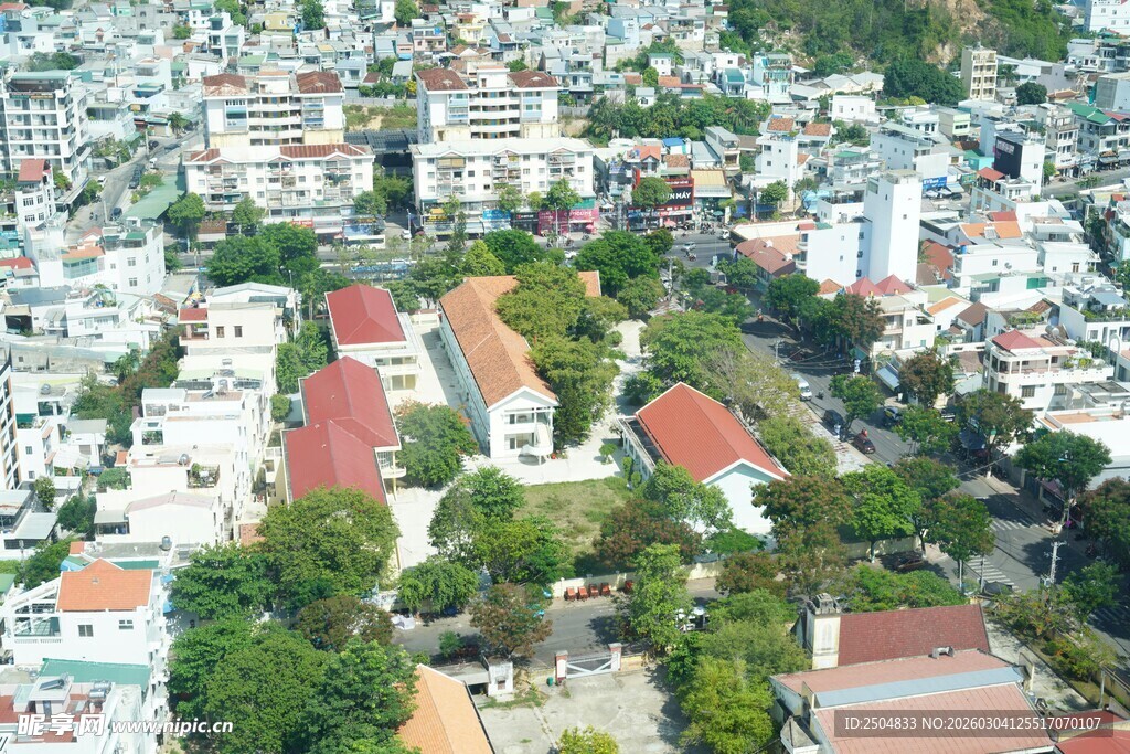 城市中的绿树红顶建筑群