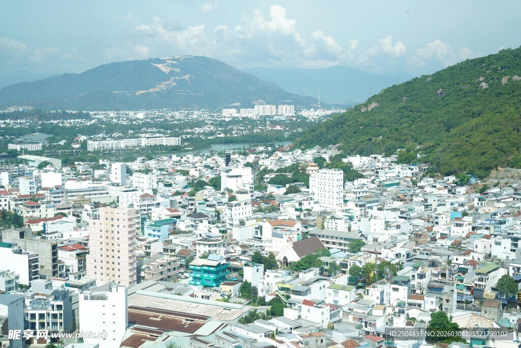 俯瞰城市与远山景观