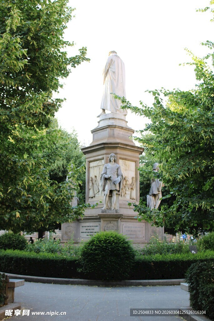 公园中的精美雕像