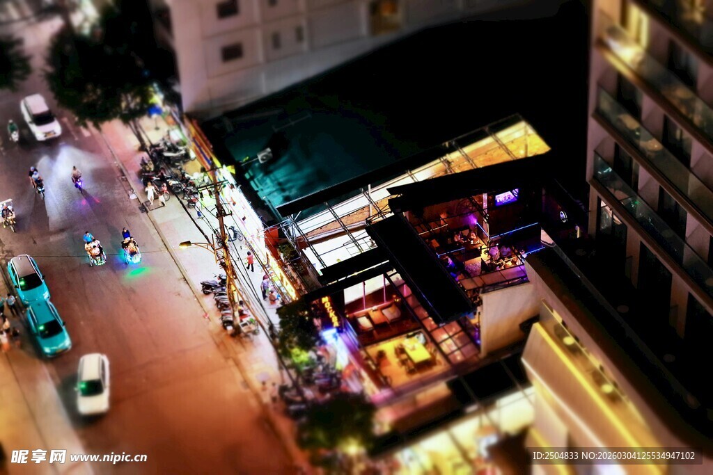 城市夜景下的热闹街道