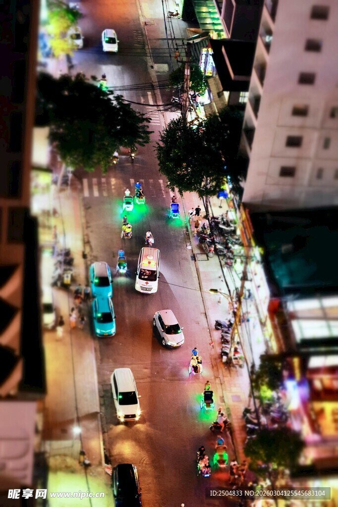 城市夜晚繁忙交通景象