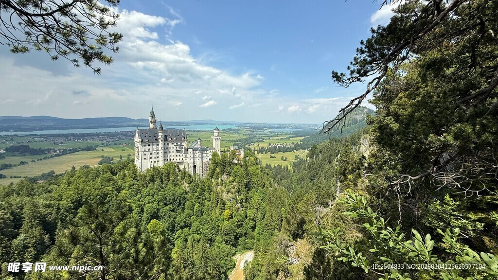 山间城堡隐于葱郁林木间