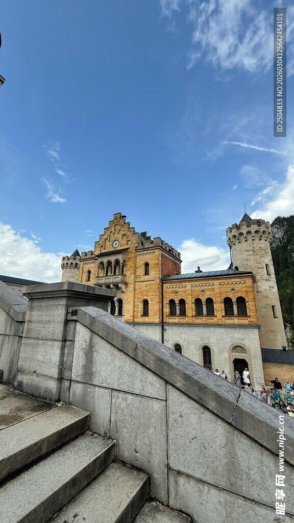 欧式建筑前的石阶风景