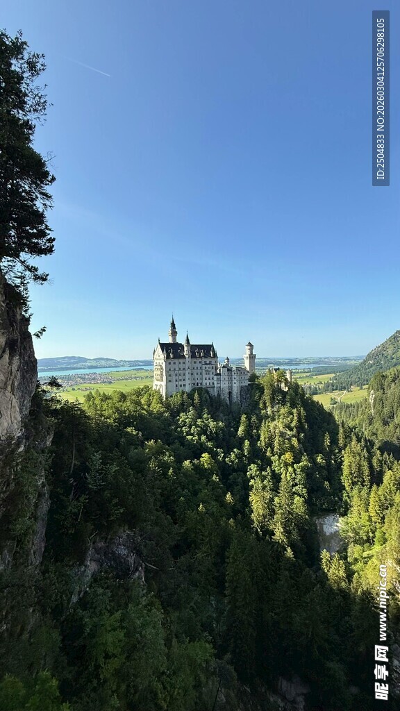 山间城堡隐于葱郁林木间