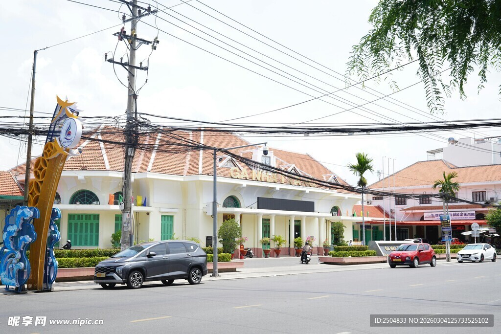 街道旁的多彩建筑景观