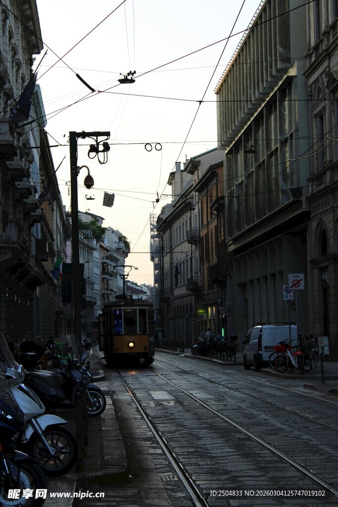 城市老街巷的静谧景象