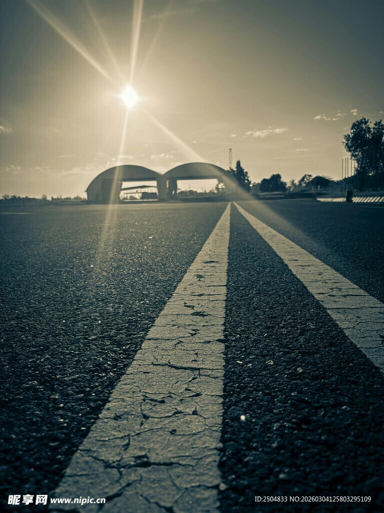 公路尽头的阳光与桥梁