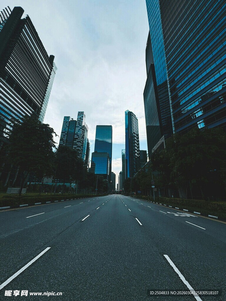 城市空旷道路与林立高楼