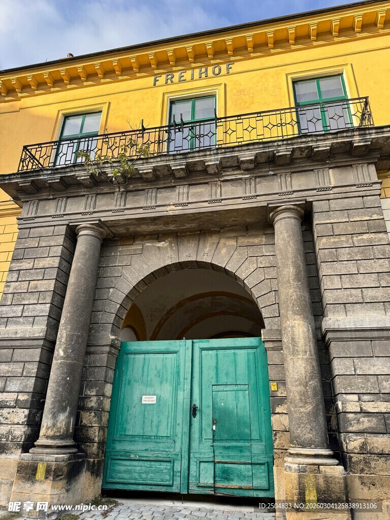 黄色建筑的绿色大门