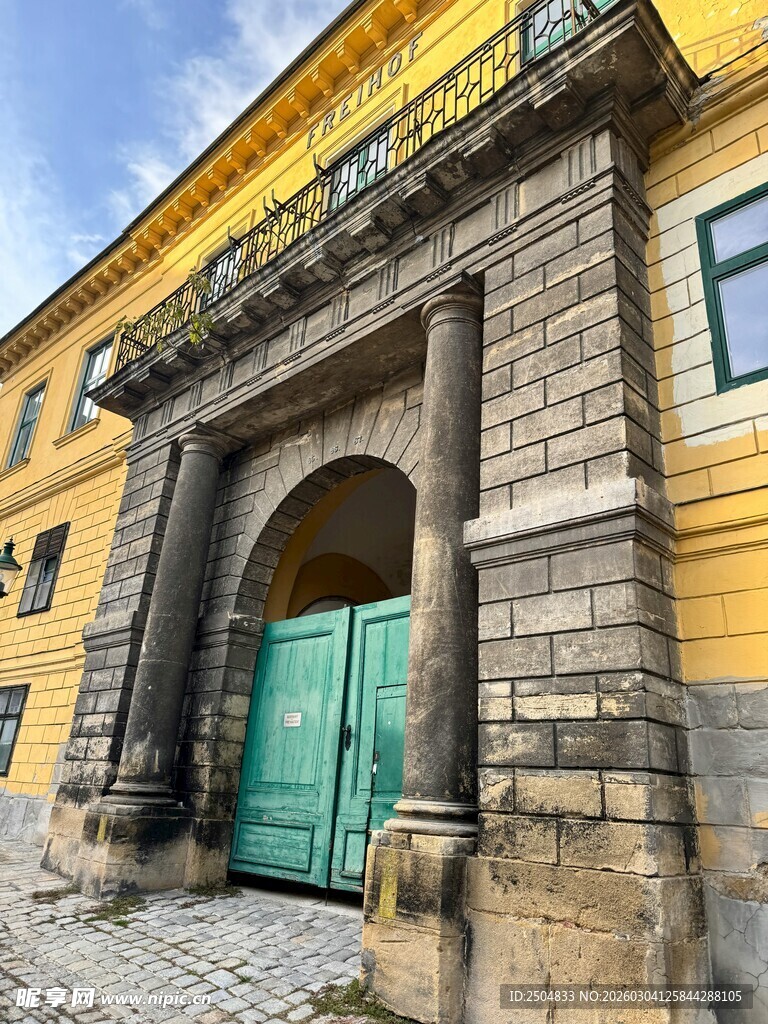 古老建筑的绿色大门