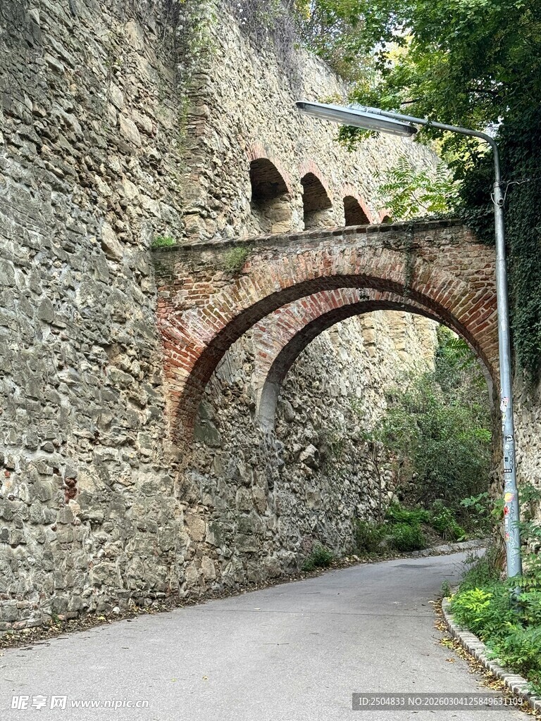 石砌拱桥下的幽静小路