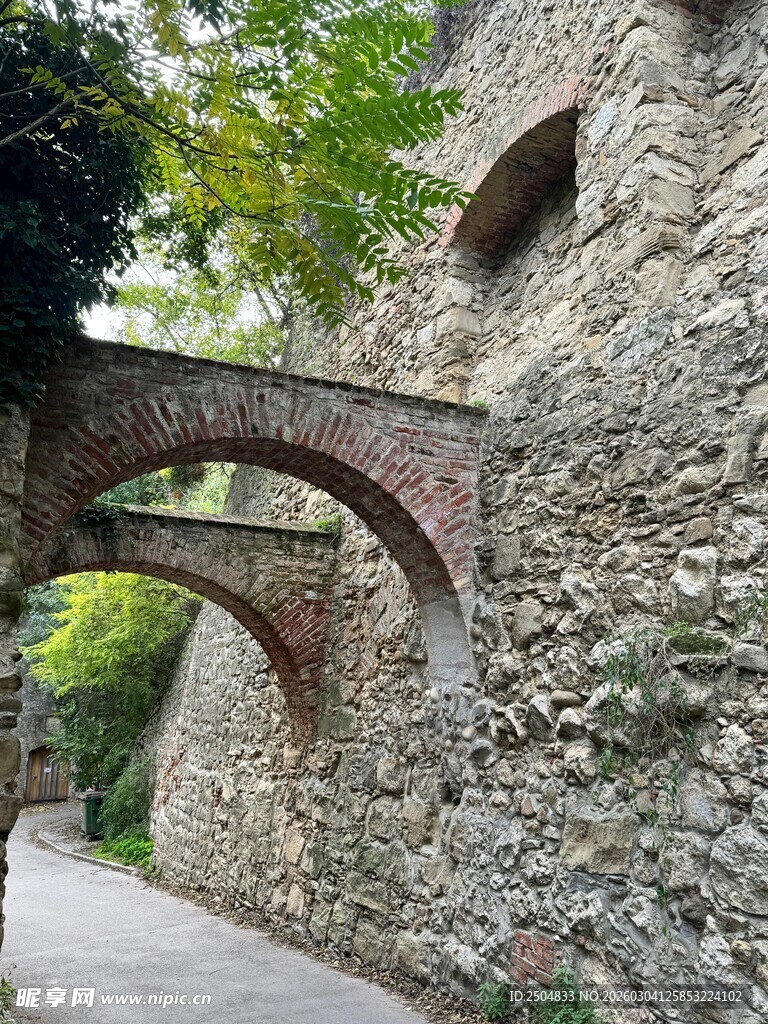 古老石拱桥下的幽静小路