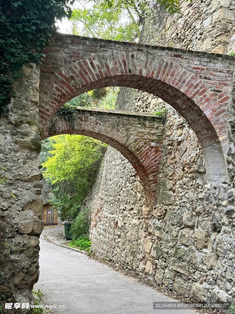 石砌双拱桥下的幽静小道