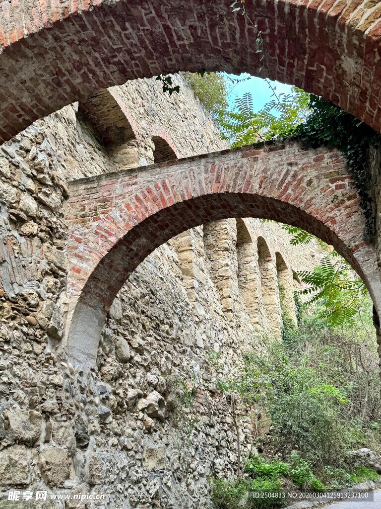 古老石拱桥与周边景致