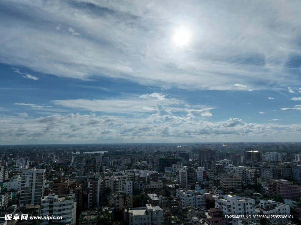 城市天际线与蓝天白云