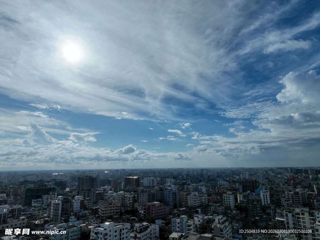 城市天际线与蓝天白云