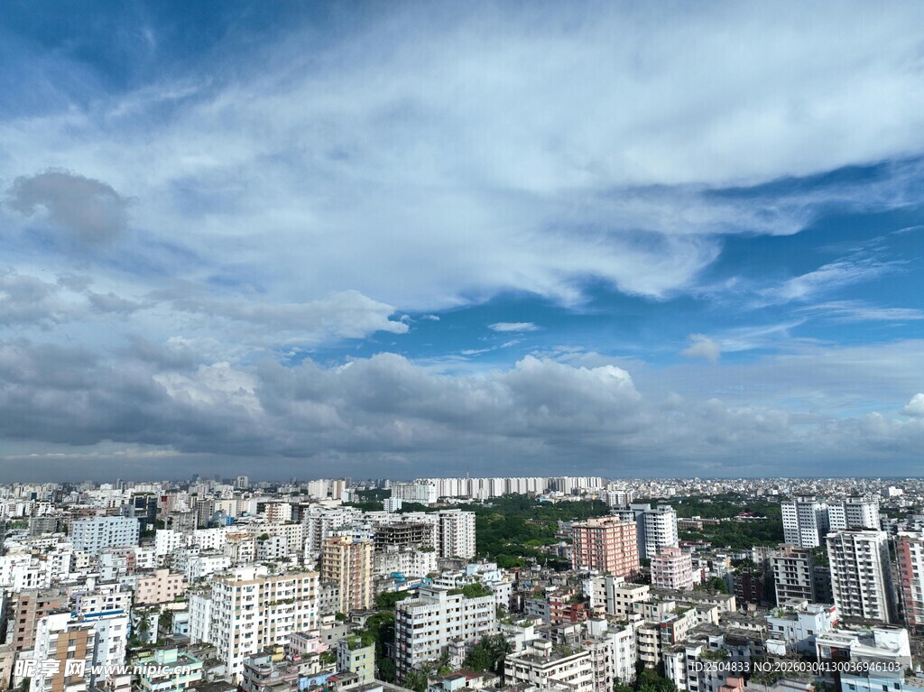 城市天际线 蓝天白云相伴