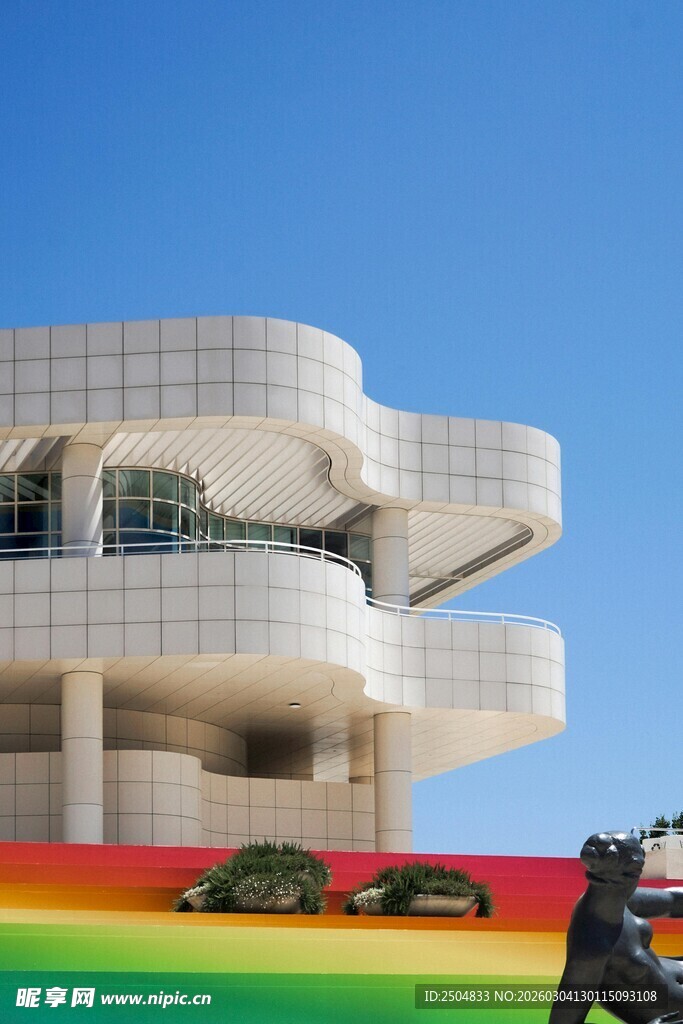 博物馆前的彩虹与车辆景观