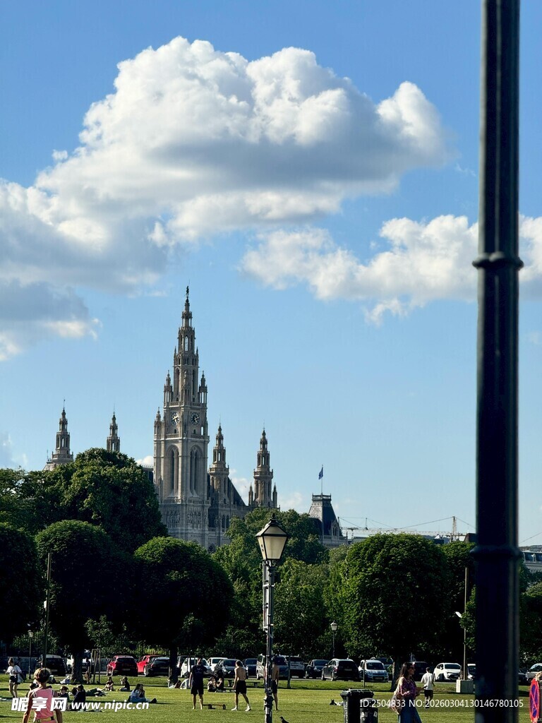 城市公园中的宏伟建筑景观