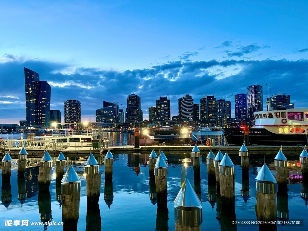 城市滨水夜景 静谧港湾