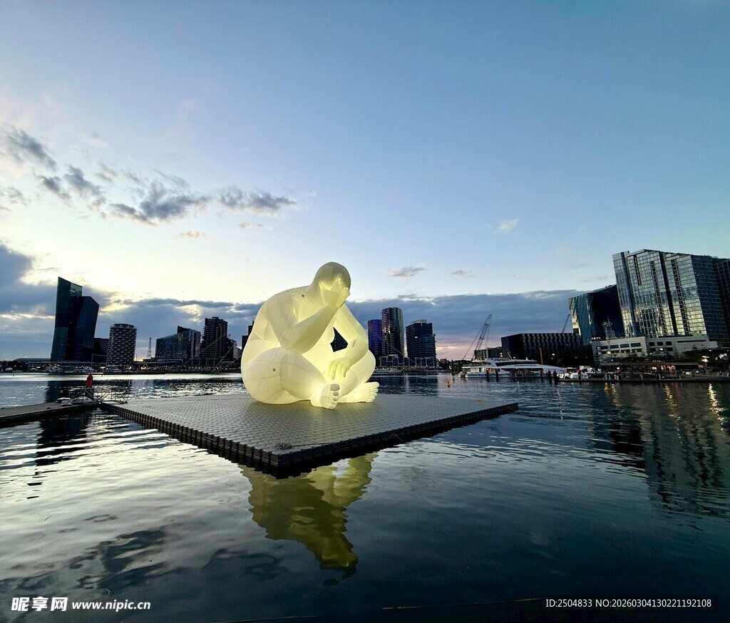 水中发光兔子雕塑与城市景