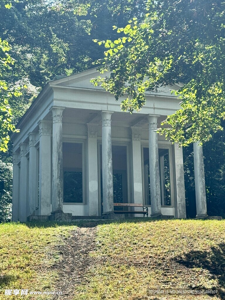 古典柱式建筑 绿荫环绕