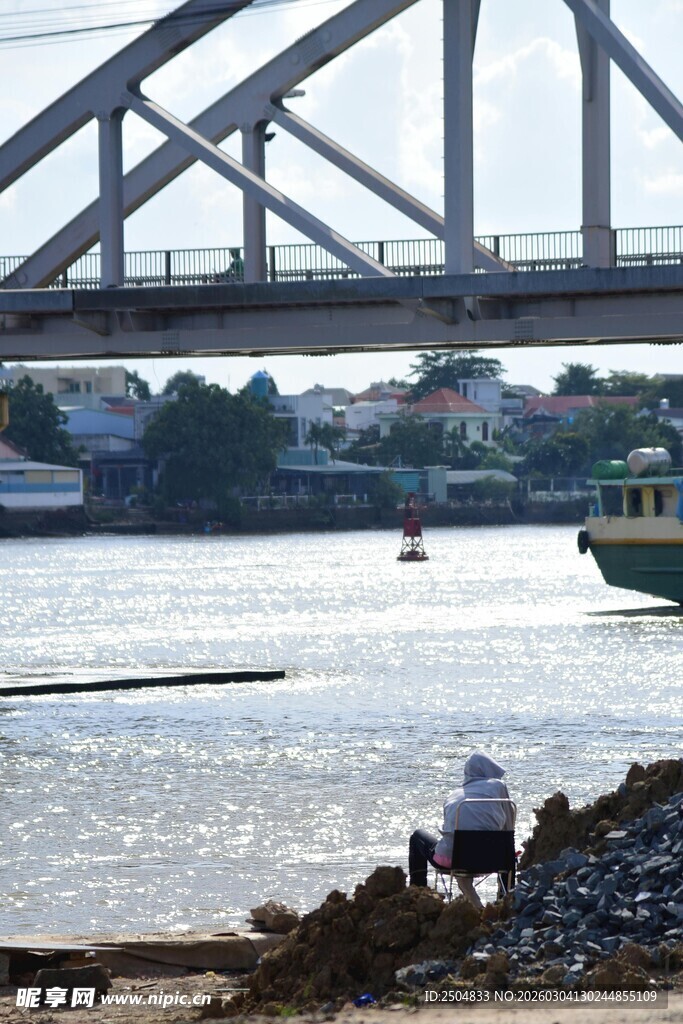江边垂钓者与桥景