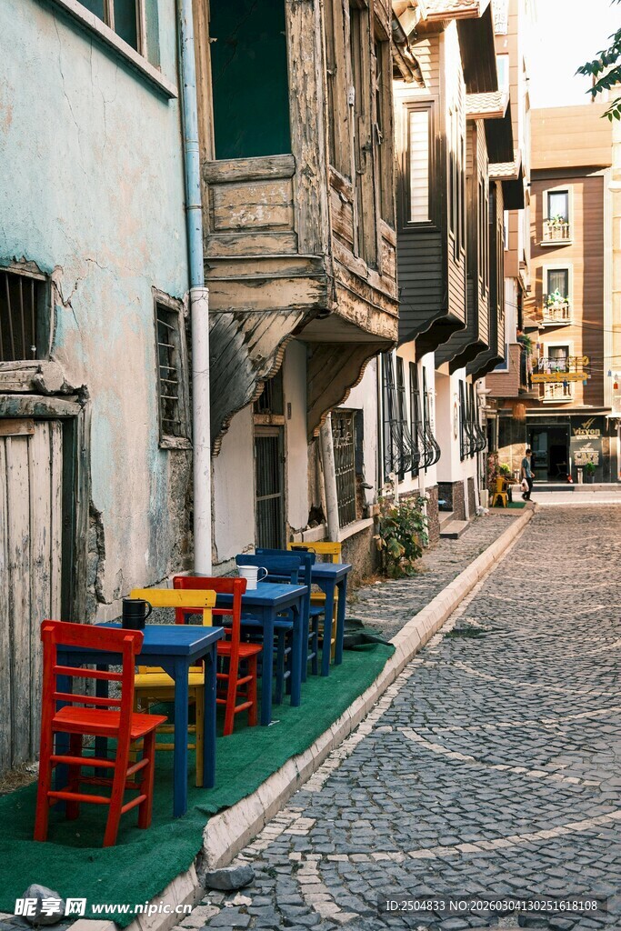 小巷中的多彩桌椅景观